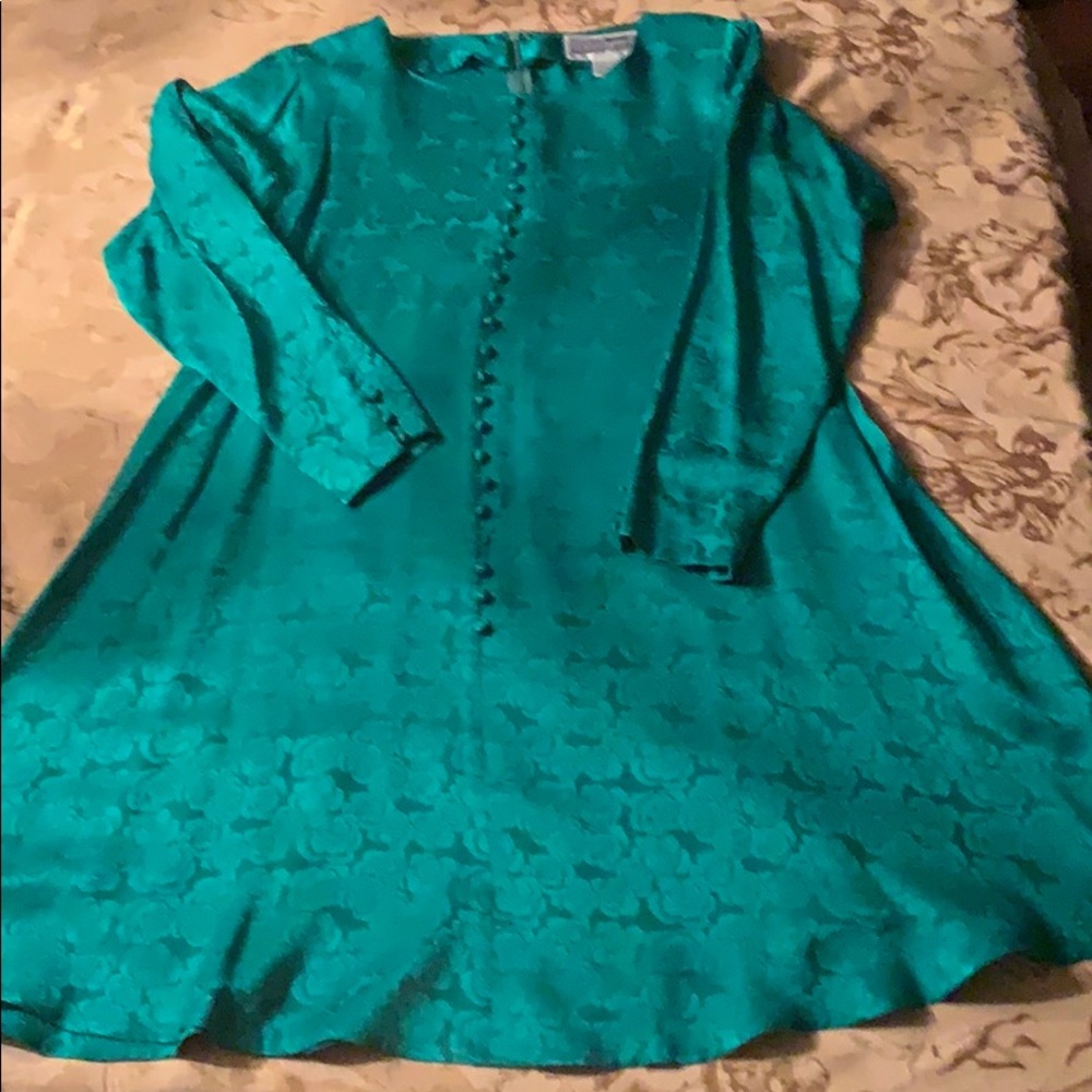 Elegant Emerald Green Silk Long Sleeve Dress